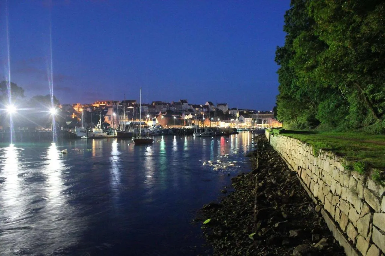 Hébergement de vacances BOTOÙ KOAD, maison 2 ÉTOILES, WIFI gratuite, la MER, boulangerie, marché quotidien à 100 pas Douarnenez